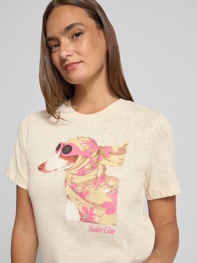 Frauenmodel trägt Damen T-Shirt mit Motiv-Print von Comma, aus Baumwoll-Mix in Regular-Fit, mit Rundhalsausschnitt, beige mit buntem Print, Rückenlänge bei Größe 36: 52 cm, Nahaufnahme Oberkörper.