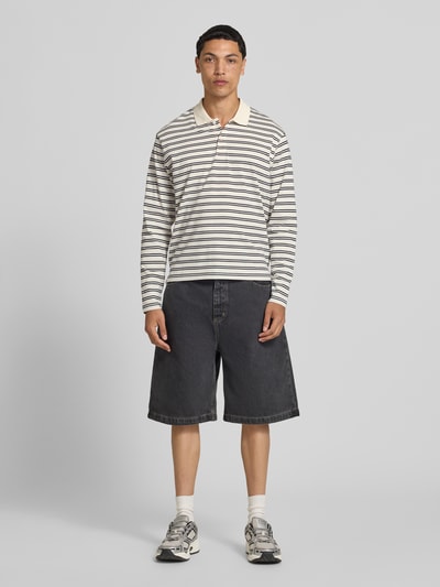 Mannelijk model draagt Regular Fit poloshirt met streepmotief model 'CASSIS' van Jack & Jones, puur katoen, shirt met lange mouwen, knoopsluiting, ruglengte bij maat M is 66 cm, frontale volledige lichaamsopname.