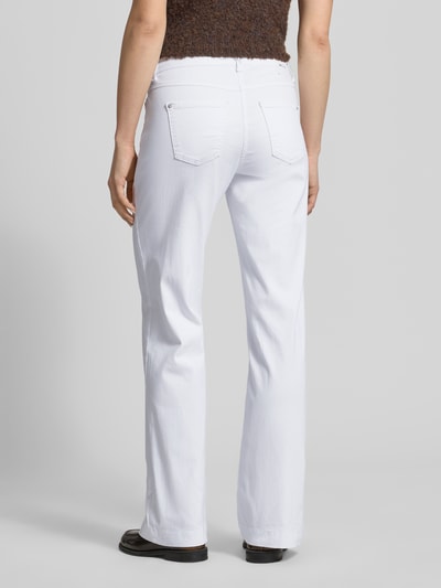 Modelka nosi Wide Leg Jeans mit Eingrifftaschen Modell 'Dream' von MAC, mieszanka bawełny i modalu, białe, wpuszczane kieszenie, szerokość w rozmiarze 36/32: 38 cm, długość wewnętrzna nogawki w rozmiarze 36/32: 83 cm, widok całej sylwetki z tyłu.