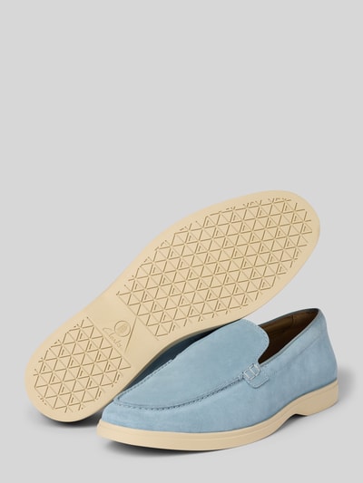 Produktfoto, hellblauer Slipper aus beschichtetem Leder Modell 'Torford Easy' von Clarks, strukturierte helle Sohle, Kontrastnähte, Absatzhöhe 2 cm, Schafthöhe 7 cm, Schaftweite 14 cm.