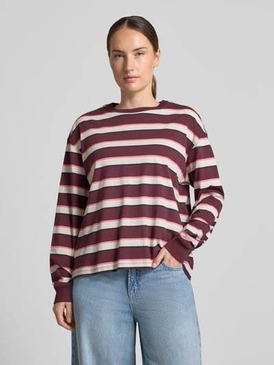 Frauenmodel trägt Regular Fit T-Shirt aus reiner Baumwolle von Jake*s Casual mit weinroten und cremefarbenen Streifen, Ganzkörperansicht von vorne.