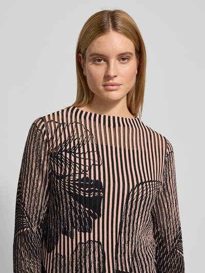 Frauenmodel trägt Midikleid mit Rundhalsausschnitt von Marc Cain aus Viskose-Baumwoll-Mix, taillierter Schnitt, Nahaufnahme Oberkörper.