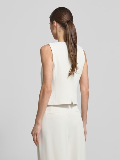 Vrouwenmodel draagt Regular Fit bodywarmer met V-hals van Christian Berg Cocktail van elastische materiaalmix, ruglengte maat 36: 46 cm, geheel witte kleur, gladde structuur, rugaanzicht, geheel lichaam