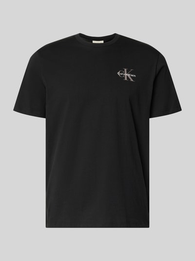 Produktfoto, schwarzes T-Shirt mit Rundhalsausschnitt und Logo von Calvin Klein Jeans aus reiner Baumwolle, Regular-Fit, Rückenlänge 69 cm