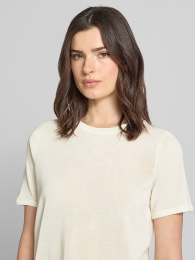 Frauenmodel trägt Damen T-Shirt mit Rundhalsausschnitt Modell 'TENCYM' von Mango im Material-Mix mit Lyocell-Anteil, Regular-Fit, in cremefarbener Struktur, Nahaufnahme Oberkörper.