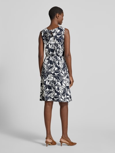Betty Barclay Knielanges Kleid aus Viskose-Mix mit Rundhalsausschnitt Marine 5