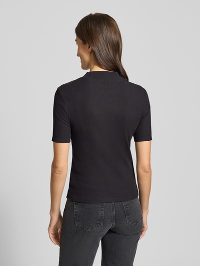 Vrouwenmodel draagt T-shirt met geribde opstaande kraag van Scotch & Soda, mix van katoen en elastaan, regular fit, ruglengte 56 cm, geheel achteraanzicht.