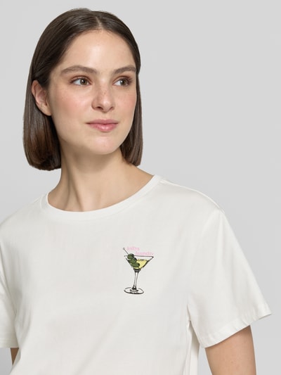 Frauenmodel trägt Damen T-Shirt mit Label-Print Modell 'Eleanor' von LOLLYS LAUNDRY, Reine Baumwolle, Regular-Fit, Rundhalsausschnitt, Nahaufnahme Oberkörper.