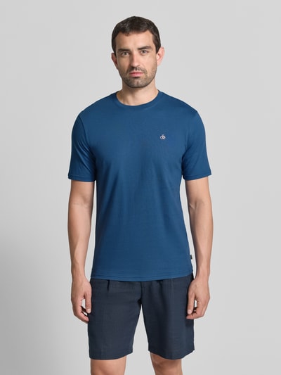 Männermodel draagt t-shirt met labelstitching en ronde hals van Scotch & Soda, puur katoen, regular fit, ruglengte maat M: 71 cm, Ganzkörperansicht von vorne