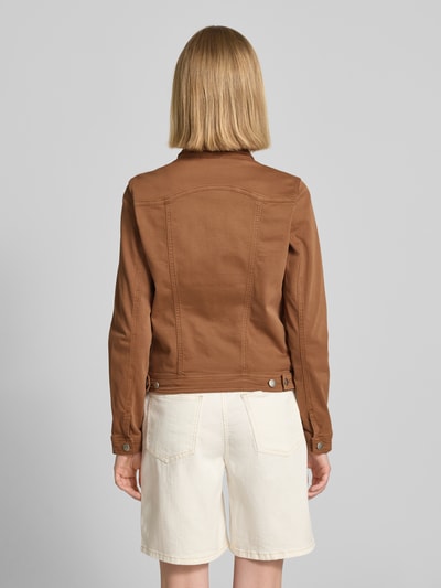 Frauenmodel trägt braune Jeansjacke mit Pattentaschen Modell 'Erna' von Soyaconcept aus Baumwoll-Mix mit Stretch-Anteil, Körpernaher-Schnitt, Kentkragen, Knopfleiste, Knopfverschluss, Ganzkörperansicht Rückansicht.
