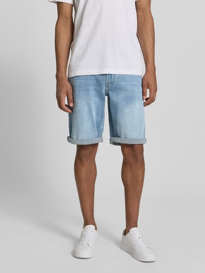 Männermodel trägt Bermudas im 5-Pocket-Design mit Aufschlag von Christian Berg Men, hellblau, Baumwoll-Mix, Ganzkörperansicht von vorne.