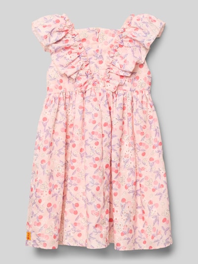 Mädchen trägt Knielanges Kleid mit Rüschen und Motiv-Stitching von Steiff im Material-Mix mit Baumwoll-Anteil, A-Linie, Ganzkörperansicht von vorne.