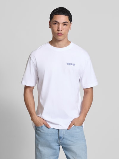 Männermodel trägt Relaxed Fit T-Shirt aus reiner Baumwolle Modell 'FRED DU MARTIN' von Only & Sons, unifarben weiß, Motiv-Print, Feinrippstruktur, Ganzkörperansicht von vorne.