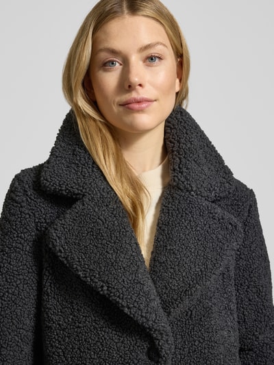 Vrouwenmodel draagt Regular Fit Teddy-Mantel met omlegkraag model 'KYLIE' van Vero Moda, effen gestructureerd teddy, close-up bovenlichaam.