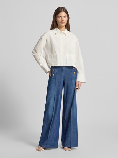 Vrouwenmodel draagt Wide Leg Jeans met knopen model 'BRIDGET' van SEDUCTIVE, puur katoen, persplooien, bandwijdte maat 36: 40 cm, binnenbeenlengte 110 cm. Volledig frontaal lichaamsoverzicht.
