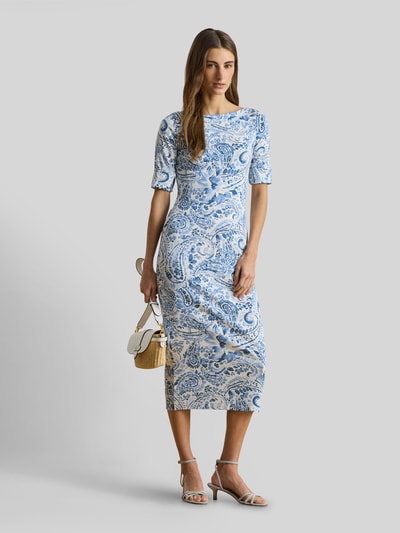 Kobiece model nosi Midi-Freizeitkleid mit Allover-Muster von Lauren Ralph Lauren, wzór na całej powierzchni, dopasowany krój, długość midi, dekolt w łódkę, z krótkim rękawem, niebieskie i białe odcienie, gładka tekstura, Ganzkörperansicht von vorne.