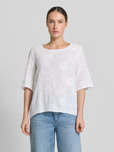 Vrouwenmodel draagt T-shirt met ronde hals model 'Li44alii' van ZABAIONE, puur katoen, recht model, ruglengte maat S 70 cm, volledig van voren.