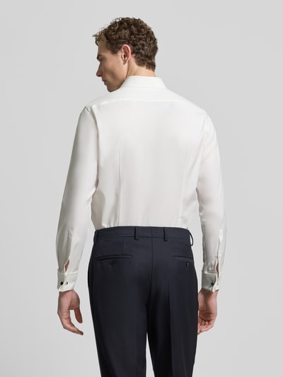 Mężczyzna nosi Regular Fit Businesshemd aus Twill von Jake*s, biała koszula z długim rękawem, widok całej sylwetki od tyłu.