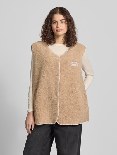 Frauenmodel trägt Fleeceweste mit Label-Detail von Karo Kauer in Beige, Relaxed-Fit, V-Ausschnitt, Knopfleiste, Brustweite 61 cm, Ganzkörperansicht von vorne.