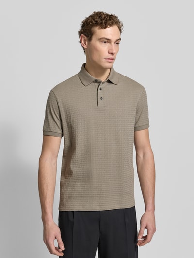 Männermodel trägt Regular Fit Poloshirt mit Strukturmuster von Emporio Armani aus reiner Baumwolle, Polokragen, Knopfleiste, Ganzkörperansicht von vorne.