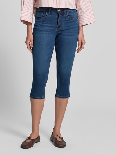 Frauenmodel trägt Slim Fit Caprijeans aus Baumwoll-Mix von Tom Tailor in klassischer Denim-Optik, 5-Pocket-Design, Ganzkörperansicht von vorne.