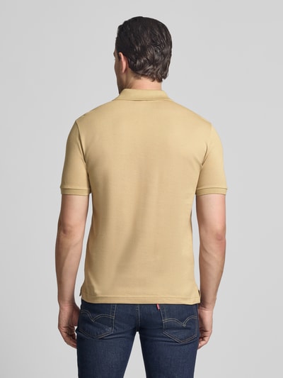 Männermodel trägt Slim Fit Poloshirt aus reiner Baumwolle von Lacoste, Optik: Unifarben, Materialverarbeitung: Piqué, Ganzkörperansicht Rückansicht.