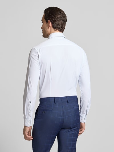 Männermodel trägt Slim Fit Business-Hemd mit Haifischkragen von Seidensticker im weißen Material-Mix mit Stretch-Anteil, Ganzkörperansicht Rückansicht.