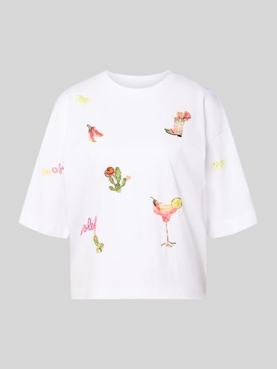 Produktfoto, T-Shirt mit Motiv-Stitchings von Marc Cain z czystej bawełny, krój loose fit, okrągły dekolt, dżety, długość pleców w rozmiarze 36: 55 cm, białe tło, kolorowe wyszywane motywy, gładka faktura