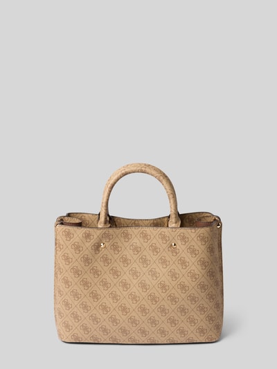 Produktfoto, Handtasche mit Allover-Label-Print Modell 'MERIDIAN II' von GUESS in Beige mit kurzen Tragehenkeln und Zier-Anhänger, strukturierte Oberfläche, Hauptfach mit Reißverschluss, abnehmbarer Schulterriemen, rechteckige Form, Maße 36x24x11 cm, dezenter Glanz.