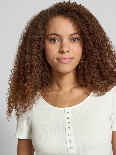 Frauenmodel trägt Damen T-Shirt von Only, Slim Fit T-Shirt aus Baumwoll-Mix Modell 'SIMPLE', Optik: Unifarben, Ripp, Knopf-Details, U-Ausschnitt, Kurzarm, Nahaufnahme Oberkörper.