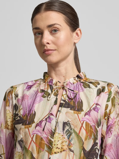 Kobiece modelka nosi sukienkę midi z mieszanki bawełny i jedwabiu 'Midikleid aus Baumwoll-Seide-Mix mit Bindegürtel' od WHITE LABEL, linia a, wzór na całej powierzchni, stójka, wiązanie, wiązany pasek, rękaw o dł. 3/4, długość tyłu w rozmiarze 36: 129 cm, szerokość w rozmiarze 36: 46 cm, długość rękawów: 47 cm, kolorowe kwiatowe wzory, delikatna i gładka tekstura, detaliczny widok górnej części ciała, z przodu.