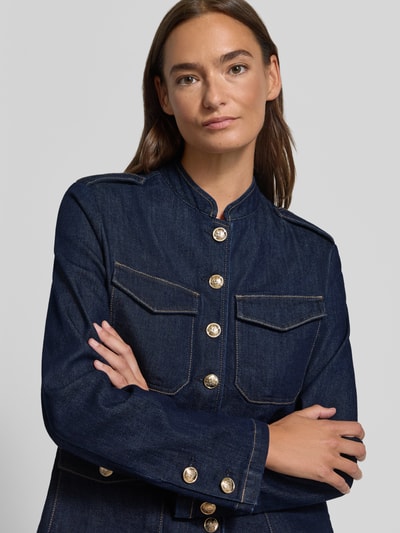 Frauenmodel trägt Regular Fit Jeansjacke mit Schmuckknöpfen von s.Oliver BLACK LABEL, dunkelblauer Baumwoll-Mix-Twill, Nahaufnahme Oberkörper.