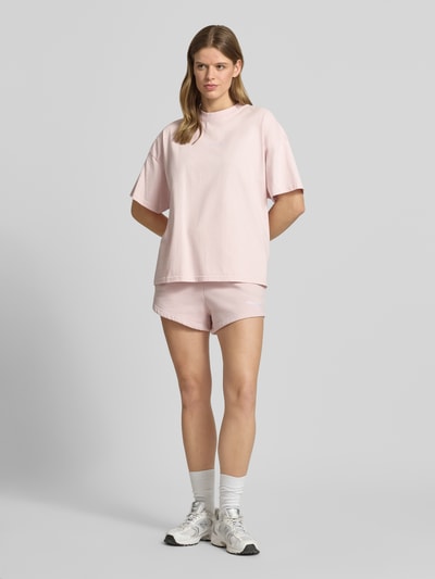 Frauenmodel trägt Oversized Fit T-Shirt mit Label-Stitching Modell 'BRACY' von Pegador, Reine Baumwolle, Rundhalsausschnitt, Damen T-Shirt, Rückenlänge bei Größe S 63 cm, Ganzkörperansicht von vorne.