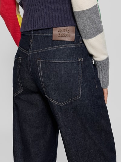 Frauenmodel trägt dunkelblaue Barrel Fit Jeans aus Baumwoll-Mix Modell 'ELIN' von CAMBIO, grobe Struktur, Detailaufnahme Rückansicht. Damen Barrel Jeans von CAMBIO.