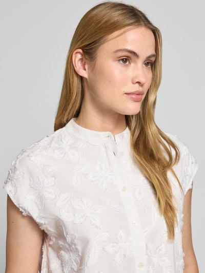 Frauenmodel trägt Relaxed Fit Blusentop mit Baumwoll-Anteil von s.Oliver BLACK LABEL, unifarben mit floraler Stickerei, Nahaufnahme Oberkörper.