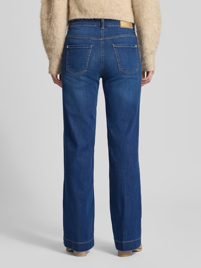 Frauenmodel trägt Wide Fit Jeans mit 5-Pocket-Design von MAC in Blau, lockerer Schnitt, Baumwoll-Mix, Ganzkörperansicht Rückansicht.