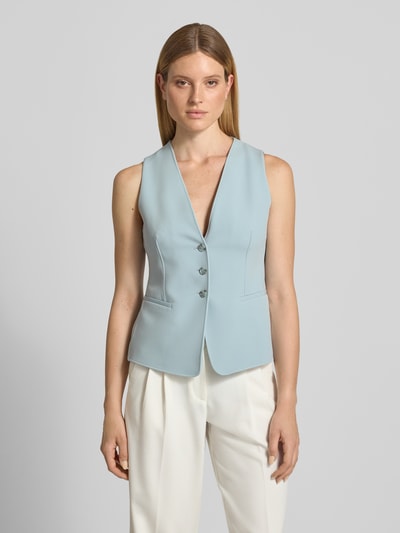 Modelka nosi jasnoniebieską kamizelkę Damen Weste mit Riegel Modell 'C_JAVESTA1' od BOSS Orange, gładka tekstura, Ganzkörperansicht von vorne.