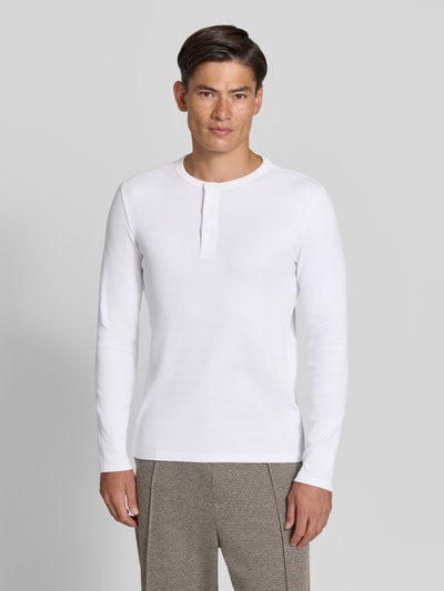 Męski model nosi T-Shirt in Ripp-Optik mit Rundhalsausschnitt von Jake*s, mieszanka bawełny i elastanu, krój slim fit, efekt prążkowania, okrągły dekolt, długość tyłu w rozmiarze M: 56 cm, widok całej sylwetki od przodu.