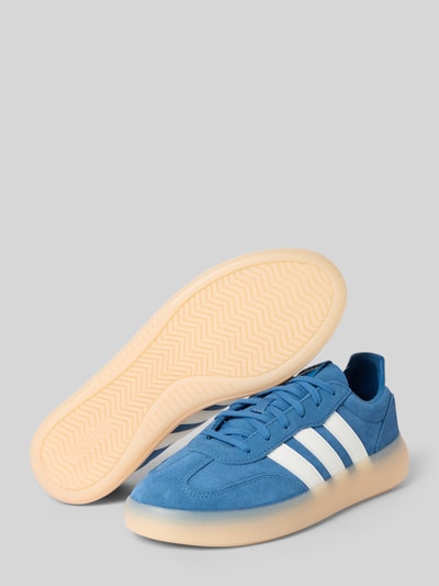 Produktfoto, Sneaker mit Schnürverschluss von adidas Sportswear in Blau aus Echtleder, abgerundete Spitze, Label-Detail, strukturierte Sohle, Absatzhöhe 3 cm, Schafthöhe 5 cm, Schaftweite 6 cm.