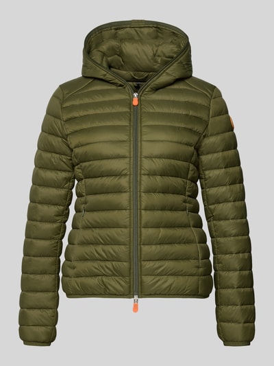 Produktfoto, olivgrüne Steppjacke mit Kapuze, durchgehendem Reißverschluss und schmaler Passform, Modell 'DAISY' von SAVE THE DUCK, Damen Steppjacke