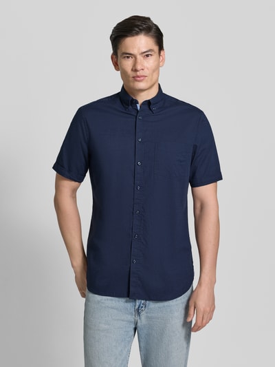 Männermodel trägt Regular Fit Freizeithemd mit Button-Down-Kragen von Christian Berg Men aus Reine Baumwolle in Dunkelblau, Ganzkörperansicht von vorne. Rückenlänge 81 cm, Schulterbreite 48 cm, Ärmellänge 26 cm, durchgehende Knopfleiste, kurzärmeliges Design, Größe M