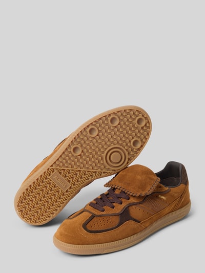 Produktfoto, Sneaker mit Schnürverschluss von ALOHAS aus Echtleder, abgerundete-Spitze, Label-Detail, strukturierte Sohle, Absatzhöhe 2 cm, Schafthöhe 6 cm, Schaftweite 7 cm, in Braun- und Beigetönen, sichtbare Velours- und Glattleder-Textur.
