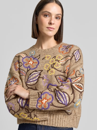 Vrouwenmodel draagt Regular Fit pullover met wol in tricotlook met all-over bloemenstitching, ronde hals, Oui, materiaal: elastische materiaalmix, ruglengte maat 36: 51 cm, mouwlengte maat 36: 58 cm, Nahaufnahme bovenlichaam.