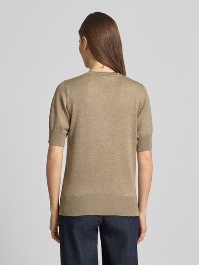 Modelka nosi Strickshirt mit V-Ausschnitt Modell 'Katie' von FREE/QUENT, beżowy kolor, dzianina z domieszką wiskozy i stretchu, krój regular fit, długość pleców w rozmiarze S: 59 cm, długość rękawa: 26 cm, tekstura gładka, widok całej sylwetki z tyłu.