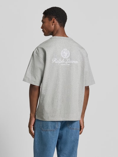 Männermodel trägt Relaxed Fit T-shirt aus reiner katoen van Polo Ralph Lauren in lichtgrijs met witte print, heren T-shirt. Ganzkörperansicht Rückansicht.