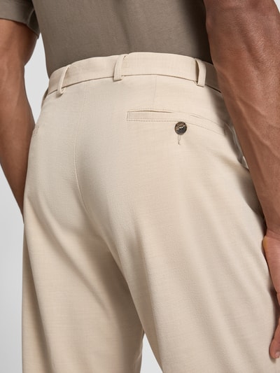 Männermodel trägt Slim Fit Hose mit Tunnelzug von DIGEL, beige Farbton, Material-Mix mit Woll-Anteil, Detailaufnahme Rückansicht.