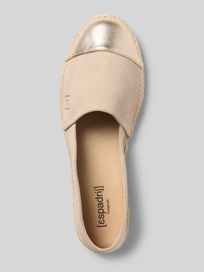Produktfoto, Espadrilles mit Logo-Prägung Modell 'Classic Cap 3' von Espadrij aus beigefarbenem beschichtetem Leder, strukturierte Sohle, abgerundete Form, goldfarbene Kappe, Absatzhöhe 2 cm, Schafthöhe 6 cm, Schaftweite 15 cm.