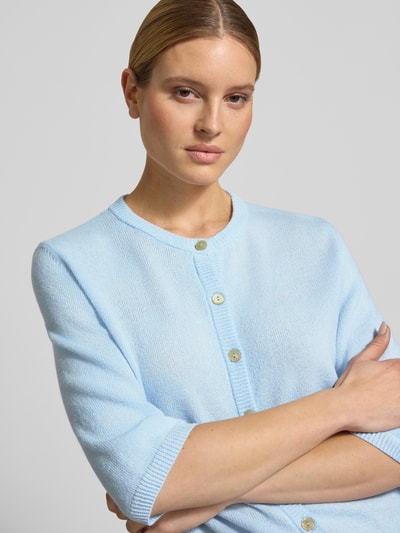 Kobiece modelka nosi Regular Fit kardigan rozpinany z alpaka-mieszanką od s.Oliver RED LABEL, efekt: jednolity kolor, drobny splot, rękaw o dł. 1/2, listwa guzikowa, okrągły dekolt, prążkowane wykończenie, wykończenie materiału: drobny splot, zbliżenie na górną część ciała.