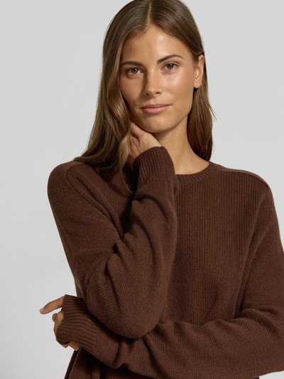 Frauenmodel trägt Strickpullover mit Kaschmir-Anteil von Luisa Cerano in Braun, gerippter Rundhalsausschnitt, lockere Passform, Nahaufnahme Oberkörper. Baumwoll-Kaschmir-Mix, gerippte Ärmelabschlüsse, Rückenlänge 49 cm, Ärmellänge 60 cm.