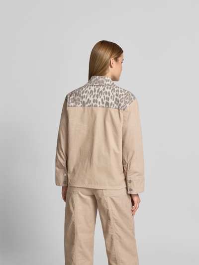 Frauenmodel trägt Cordjacke mit Animal-Print von BAUM & PFERDGARTEN, beige Baumwolle, Relaxed Fit, Rückansicht, Ganzkörperansicht.
